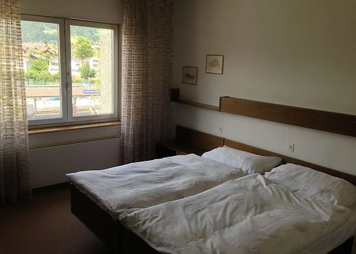 Bahnhof 2* 因特拉肯